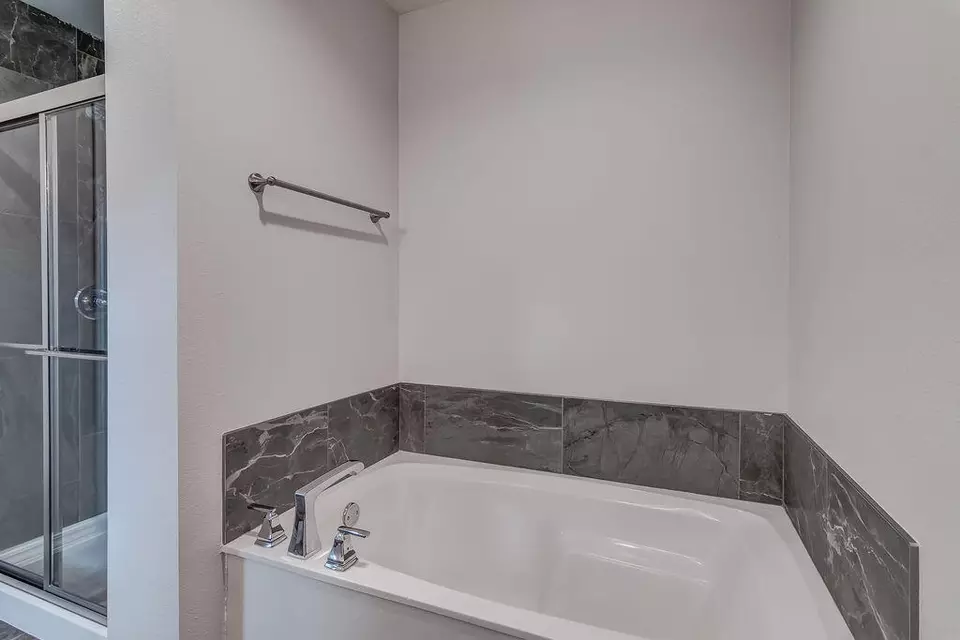 Bath - 965 S Silverwood Ln, Nixa, MO 65714 photo 1 of 3