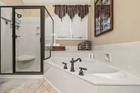 Bath - 3094 W Cedarbluff Dr, Springfield, MO 65810 photo 2 of 7