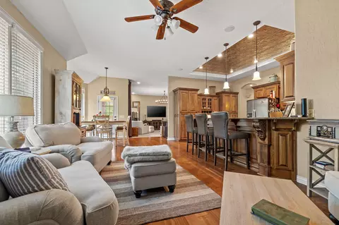 Living - 3094 W Cedarbluff Dr, Springfield, MO 65810 photo 6 of 6