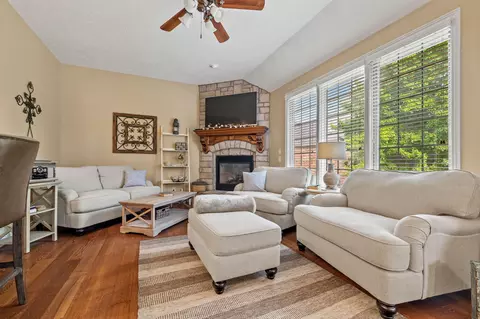 Living - 3094 W Cedarbluff Dr, Springfield, MO 65810 photo 5 of 6