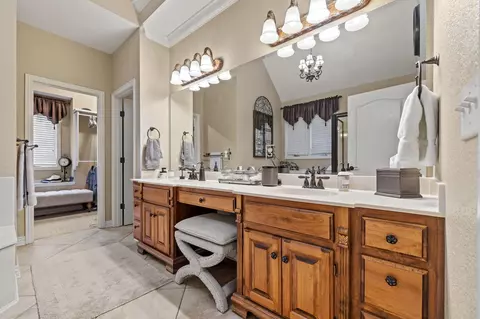 Bath - 3094 W Cedarbluff Dr, Springfield, MO 65810 photo 1 of 7