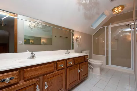 Bath - 3879 N Williams Ct, Springfield, MO 65803 photo 5 of 7
