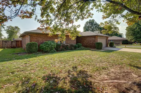 1142 W Maplewood St, Springfield, MO 65807 photo 2