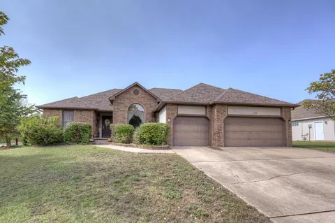 1302 Whispering Oaks Dr, Joplin, MO 64804