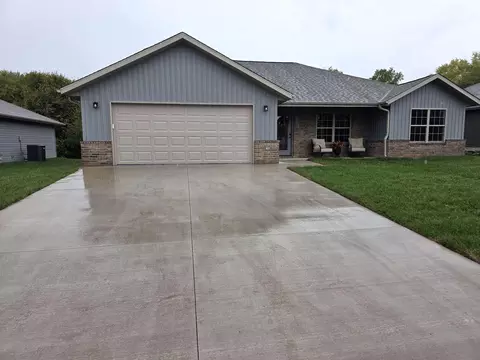 1618 Ridgemont Ave, Monett, MO 65708