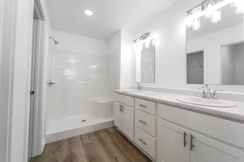 Bath - 5163 W Sunstruck St, Springfield, MO 65802 photo 1 of 2