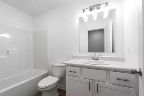 Bath - 5163 W Sunstruck St, Springfield, MO 65802 photo 2 of 2