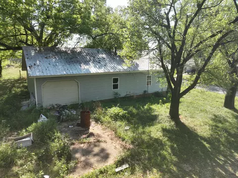 Exterior - 1045 Sycamore St, Cabool, MO 65689 photo 4 of 6