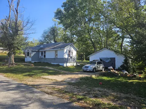 Exterior - 1045 Sycamore St, Cabool, MO 65689 photo 5 of 6