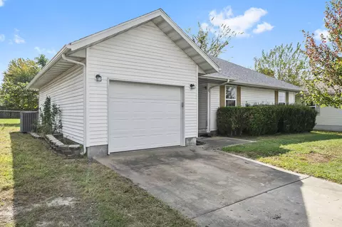 406 W Cline St, Aurora, MO 65605