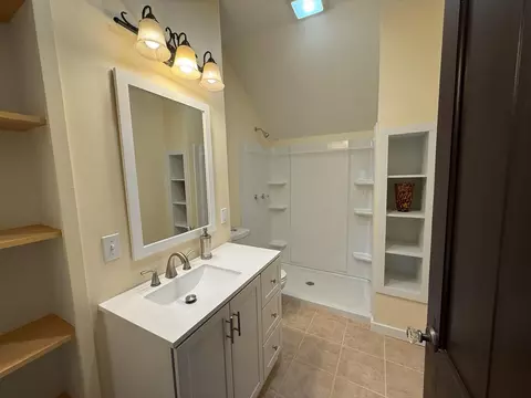 Bath - 135 S 8th St, Mammoth Spring, AR 72554 photo 4 of 5