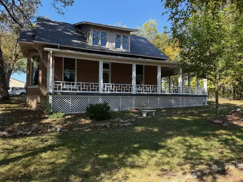 Exterior - 135 S 8th St, Mammoth Spring, AR 72554 photo 2 of 15