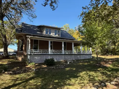 Exterior - 135 S 8th St, Mammoth Spring, AR 72554 photo 4 of 15