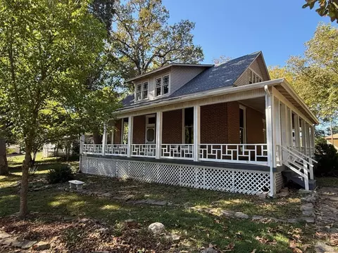 135 S 8th St, Mammoth Spring, AR 72554