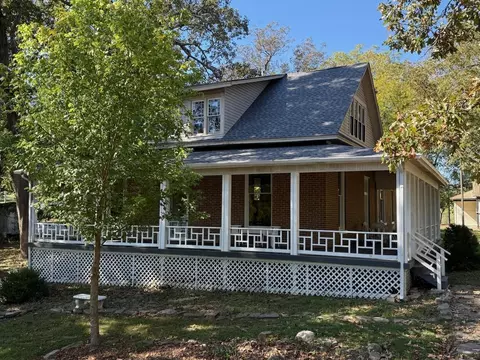 Exterior - 135 S 8th St, Mammoth Spring, AR 72554 photo 3 of 15
