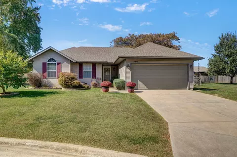 1813 Edgewood Dr, Aurora, MO 65605