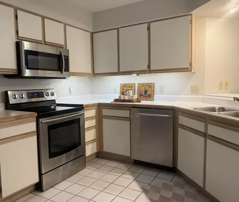 Kitchen - 255 Wimbledon Dr #6, Branson, MO 65616 photo 1 of 2