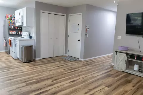 Entry Way - 222 N Westport Ave, Springfield, MO 65802 photo 2 of 5