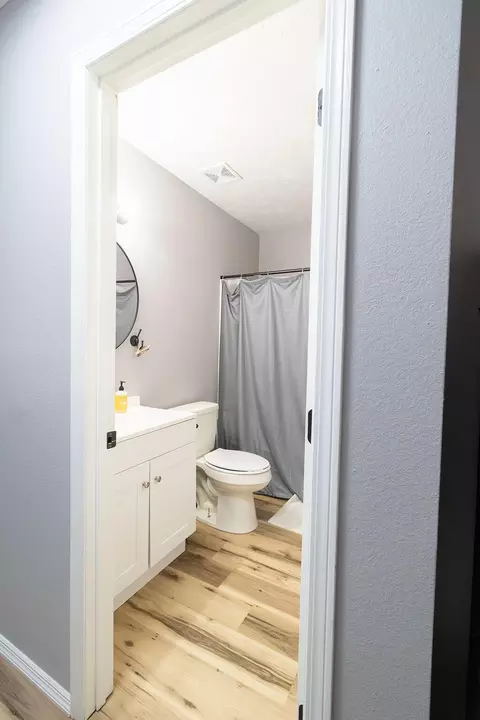 Bath - 222 N Westport Ave, Springfield, MO 65802 photo 3 of 3