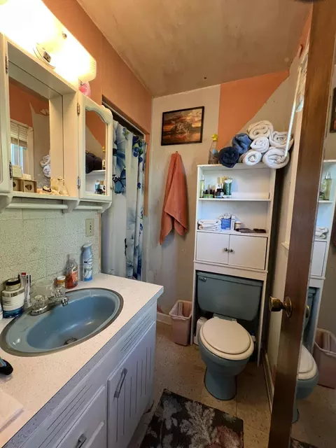 Bath - 494 N T Hwy, Birch Tree, MO 65438 photo 1 of 2