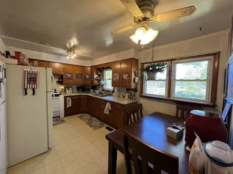 Kitchen - 494 N T Hwy, Birch Tree, MO 65438 photo 1 of 2
