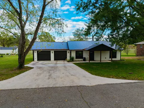 Exterior - 912 Posey St, Ava, MO 65608 photo 4 of 10