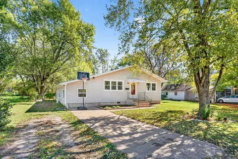 922 S Oak Ave, Aurora, MO 65605