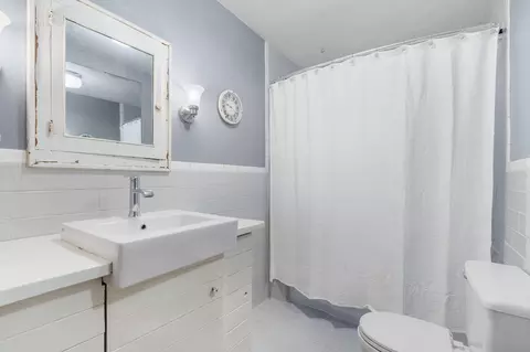 Bath - 209 Mcfarland St, Branson, MO 65616 photo 2 of 2