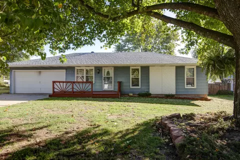 4104 S Meadowlark Dr, Springfield, MO 65807