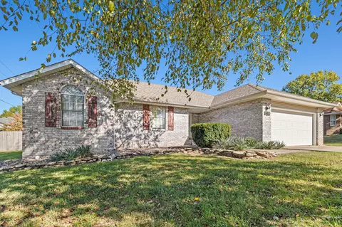 1243 W Verna Ln, Nixa, MO 65714