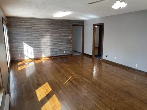 Living - 801 Patton Ave, Cabool, MO 65689 photo 3 of 6