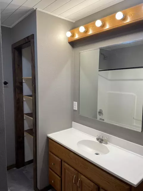 Bath - 801 Patton Ave, Cabool, MO 65689 photo 6 of 6