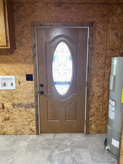Entry Way - 801 Patton Ave, Cabool, MO 65689 photo 3 of 5