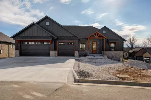 206 N Blarney Ct, Nixa, MO 65714