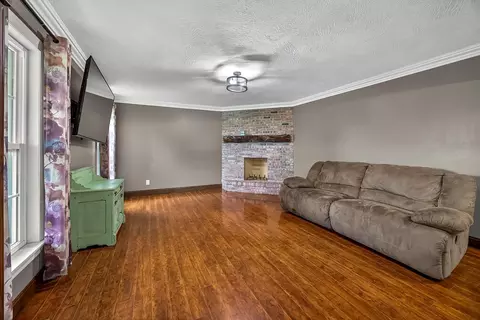 Living - 214 Forgey Rd, Billings, MO 65610 photo 2 of 4