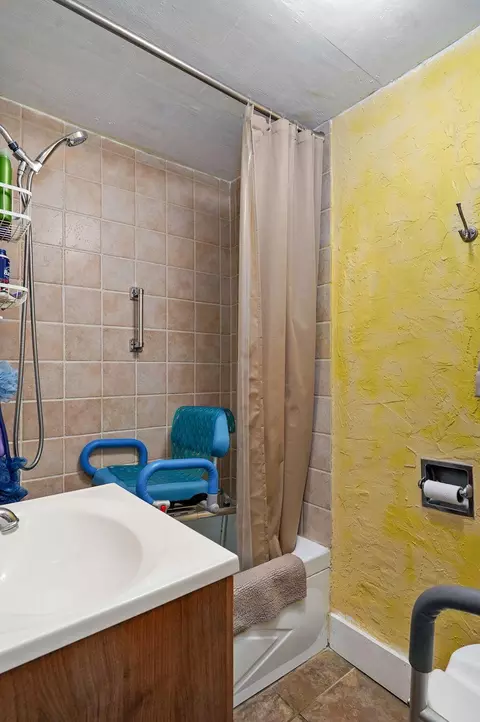 Bath - 423 E Center St, Mount Vernon, MO 65712 photo 2 of 2