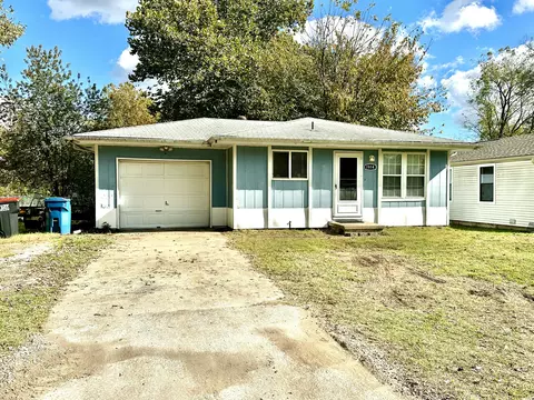 1914 N Lone Pine Ave, Springfield, MO 65803