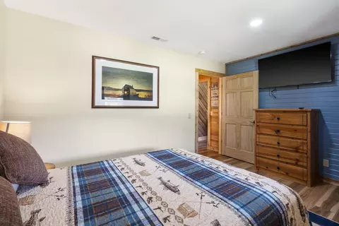 Bedroom - 425 Edgewater Beach Cir, Forsyth, MO 65653 photo 4 of 5