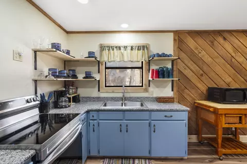 Kitchen - 425 Edgewater Beach Cir, Forsyth, MO 65653 photo 2 of 3