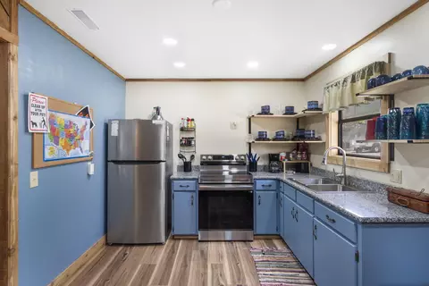 Kitchen - 425 Edgewater Beach Cir, Forsyth, MO 65653 photo 3 of 3