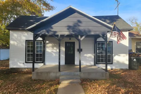 23 W Anderson St, Aurora, MO 65605