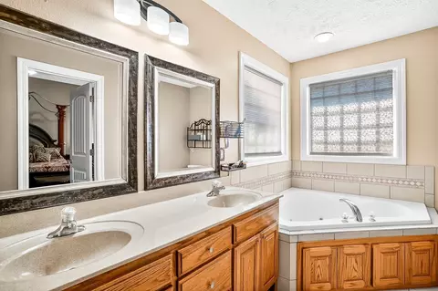 Bath - 1100 Chicory Ln, Aurora, MO 65605 photo 1 of 5