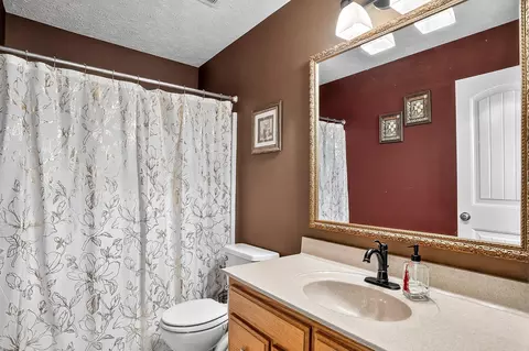Bath - 1100 Chicory Ln, Aurora, MO 65605 photo 3 of 5