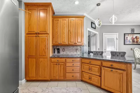 Kitchen - 1100 Chicory Ln, Aurora, MO 65605 photo 3 of 4