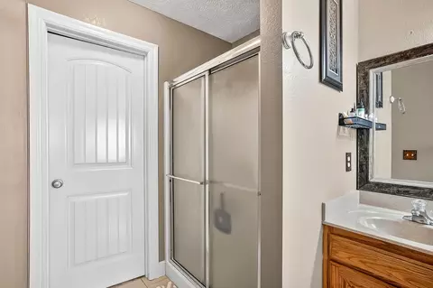 Bath - 1100 Chicory Ln, Aurora, MO 65605 photo 4 of 5