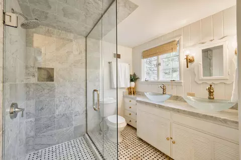 Bath - 2801 S Lone Pine Ave, Springfield, MO 65804 photo 2 of 5