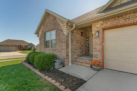 878 E Dyann Dr, Nixa, MO 65714 photo 2