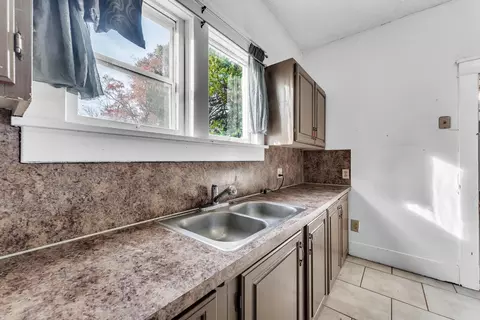 Kitchen - 314 Jasper St, Aurora, MO 65605 photo 4 of 5