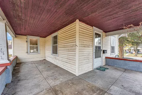 Exterior - 314 Jasper St, Aurora, MO 65605 photo 4 of 7