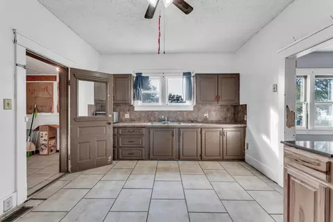 Kitchen - 314 Jasper St, Aurora, MO 65605 photo 2 of 5